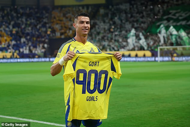 Ronaldo nhận quà 'đặc biệt' rồi tịt ngòi trong ngày Al Nassr chia điểm với Al Ahli - Ảnh 1.