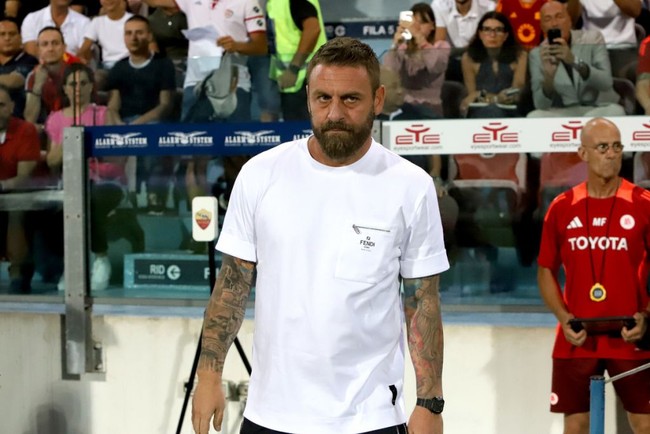 AS Roma sa thải HLV De Rossi